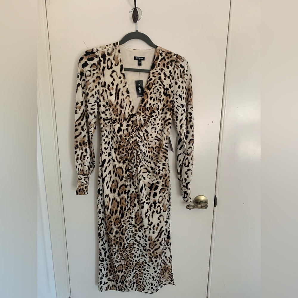 EXPRESS LEOPARD PRINT RUCHED MIDI DRESS - Picture 2 of 4